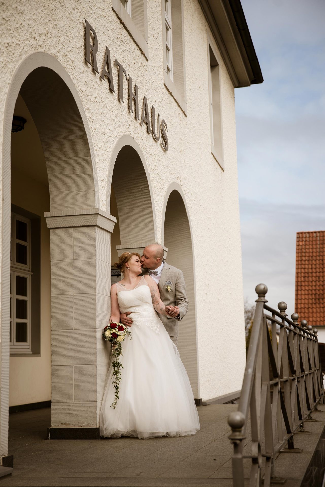 Hochzeitsfotografie Hochzeitspaar Shooting vor Rathaus in Osnabrück