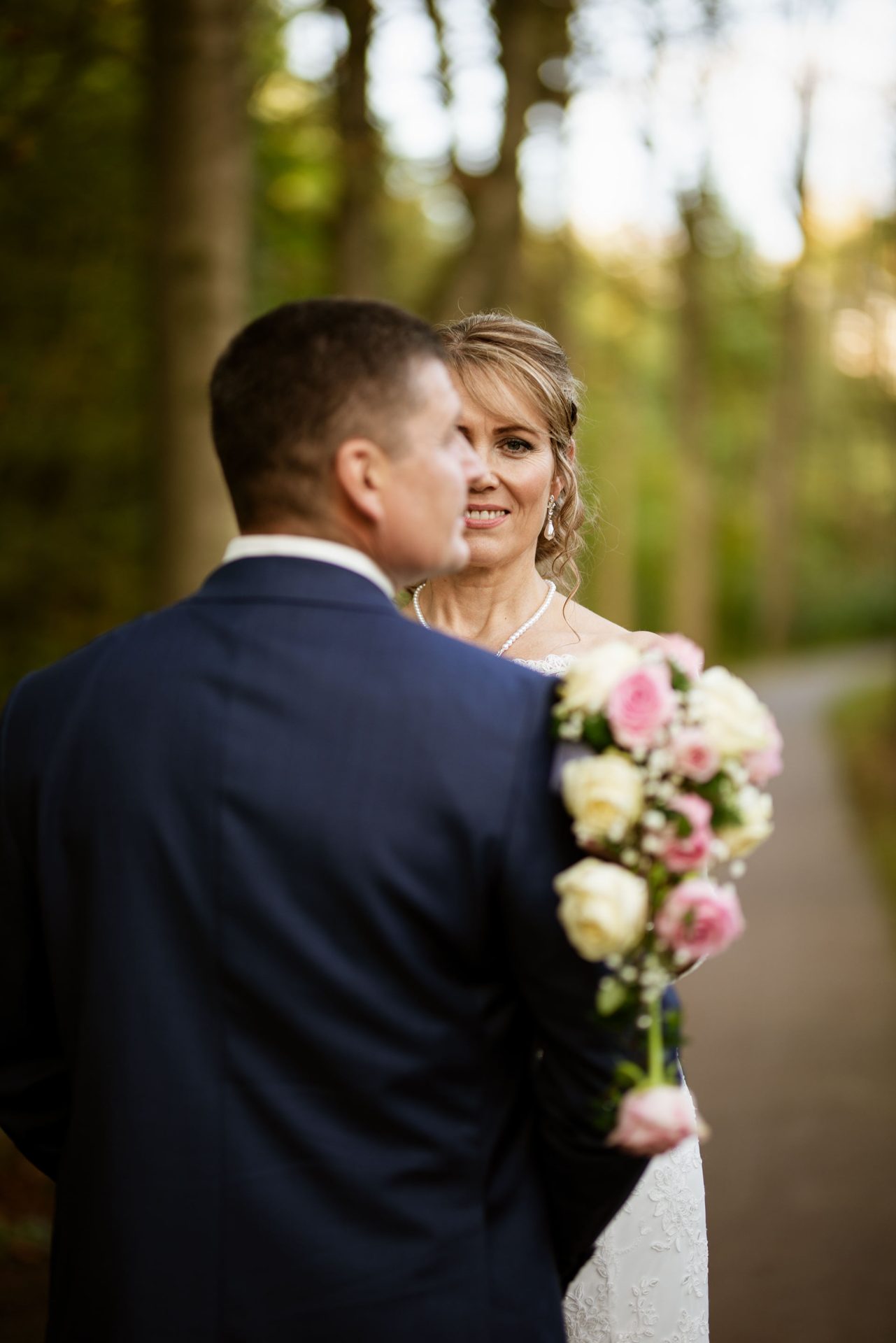 Hochzeitsfotografie Hochzeitspaar Shooting mit Blumenstrauß in Osnabrück