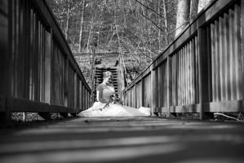 Hochzeitsfotografie von Ehefrau auf der Brücke